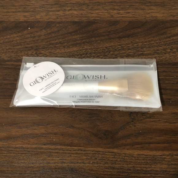Huda Beauty GloWish Airbrush Finish Skin Tint Brush - Picture 5 of 9